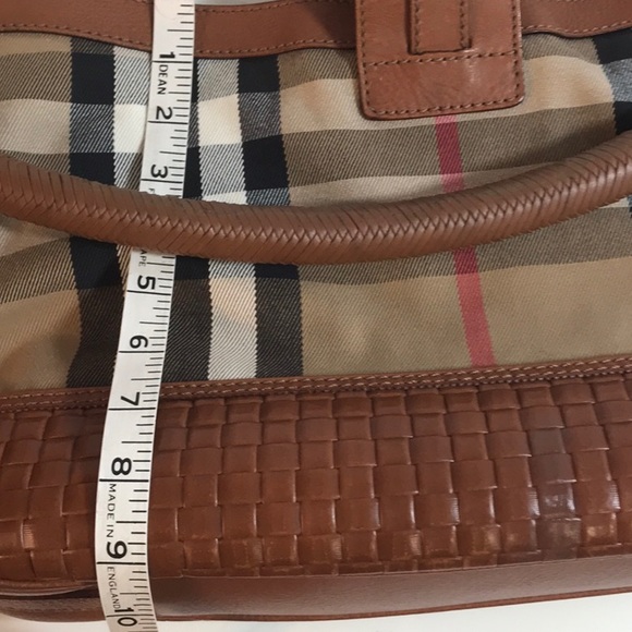 BURBERRY STUNNING BAGUETTE STYLE AUTHENTIC BAG WITH EXTRA STORAGE POCKETS - Picture 14 of 16